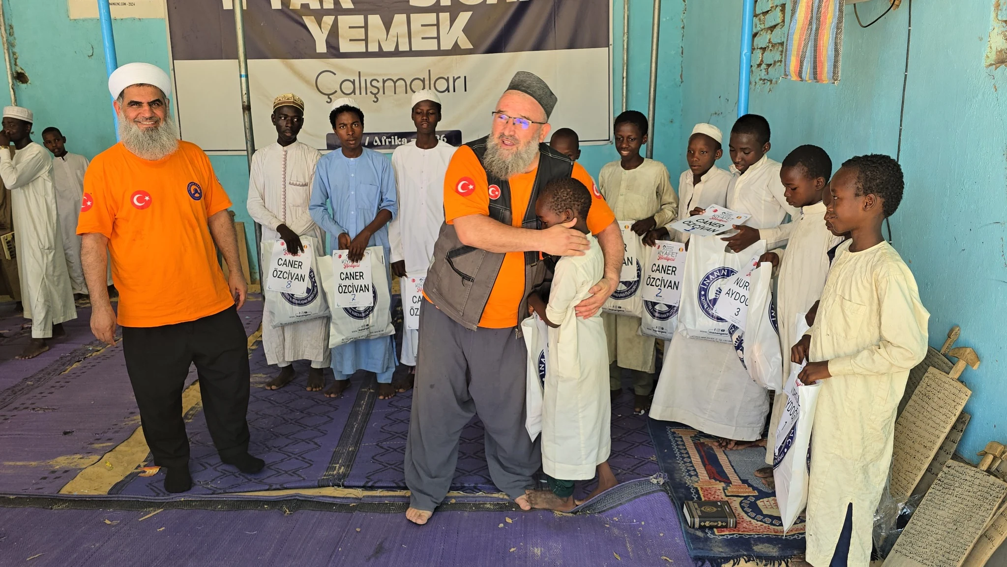 Afrika’da kıyafet hediyelerimizi ulaştırdık